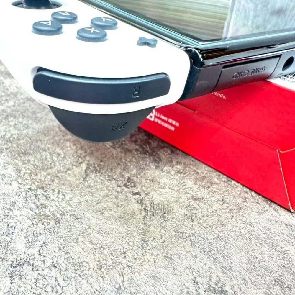 Switch OLED版 主機 附遊戲片x1  + 主機擴充手把座+主機包（多贈一個手把獨立充電座＋