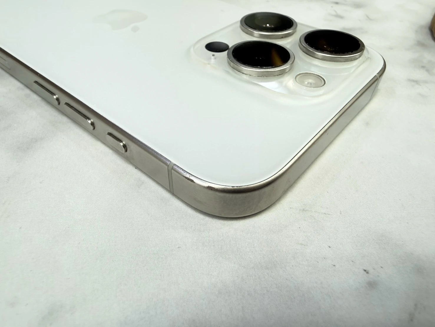 iPhone 15 Pro 512G 白 電池81%  (相機3倍鏡不能使用其他都正常.螢幕小亮點如圖不影響使用客戶已使用一年沒有擴大）（邊角一小傷大容量反映在價格上）無盒裝有配件