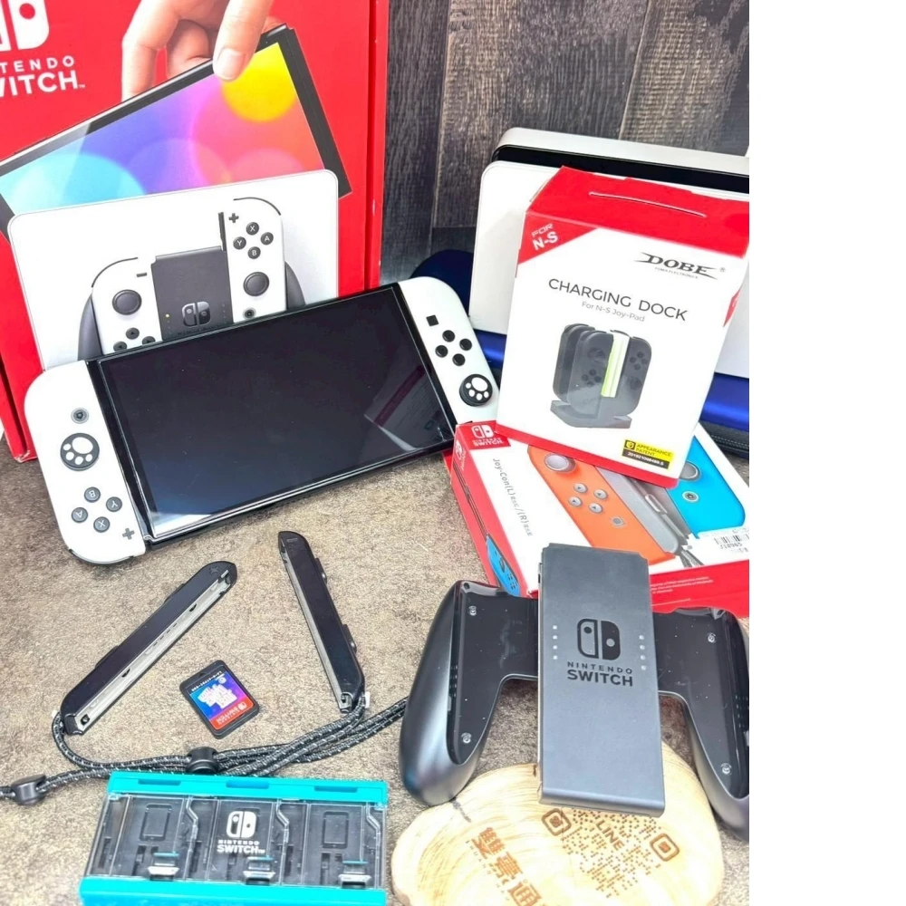 Switch OLED版 主機 附遊戲片x1  + 主機擴充手把座+主機包（多贈一個手把獨立充電座＋