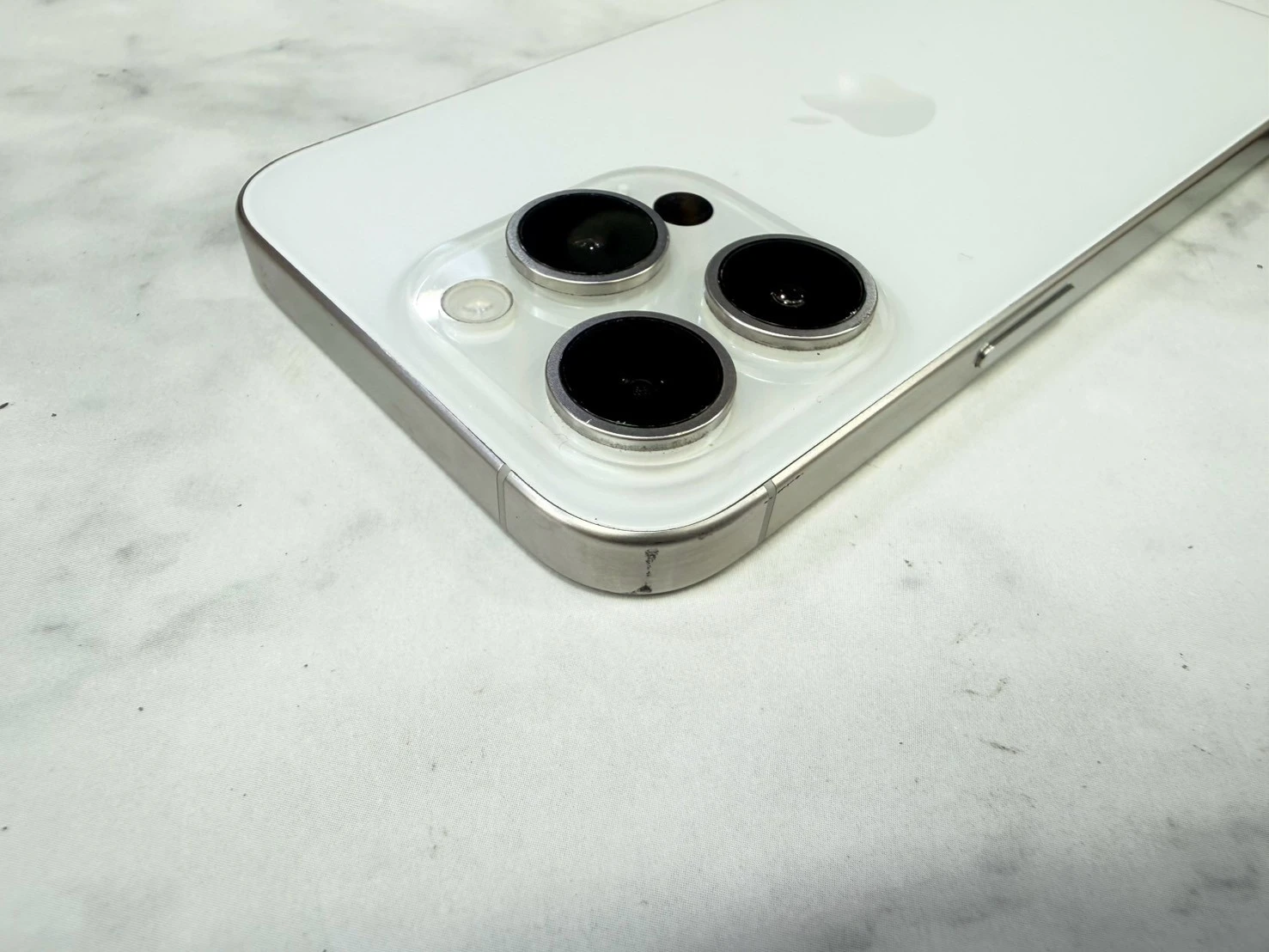 iPhone 15 Pro 512G 白 電池81%  (相機3倍鏡不能使用其他都正常.螢幕小亮點如圖不影響使用客戶已使用一年沒有擴大）（邊角一小傷大容量反映在價格上）無盒裝有配件