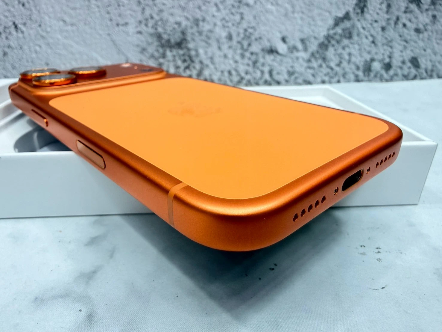 iPhone 17 Pro 512g 橘 電池90%  邊框有兩角微微傷 有盒裝有配件
