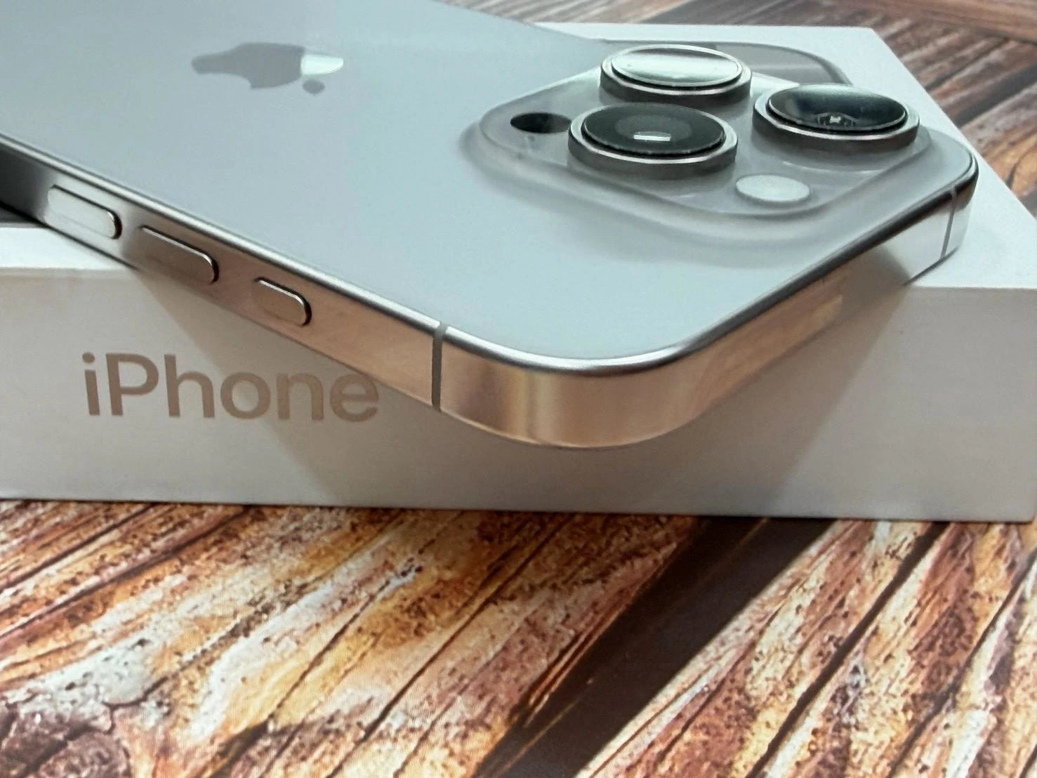 iPhone 16 Pro 256G 鈦 電池84% 螢幕有漏液 稀有版本18.7.8 有盒裝有配件