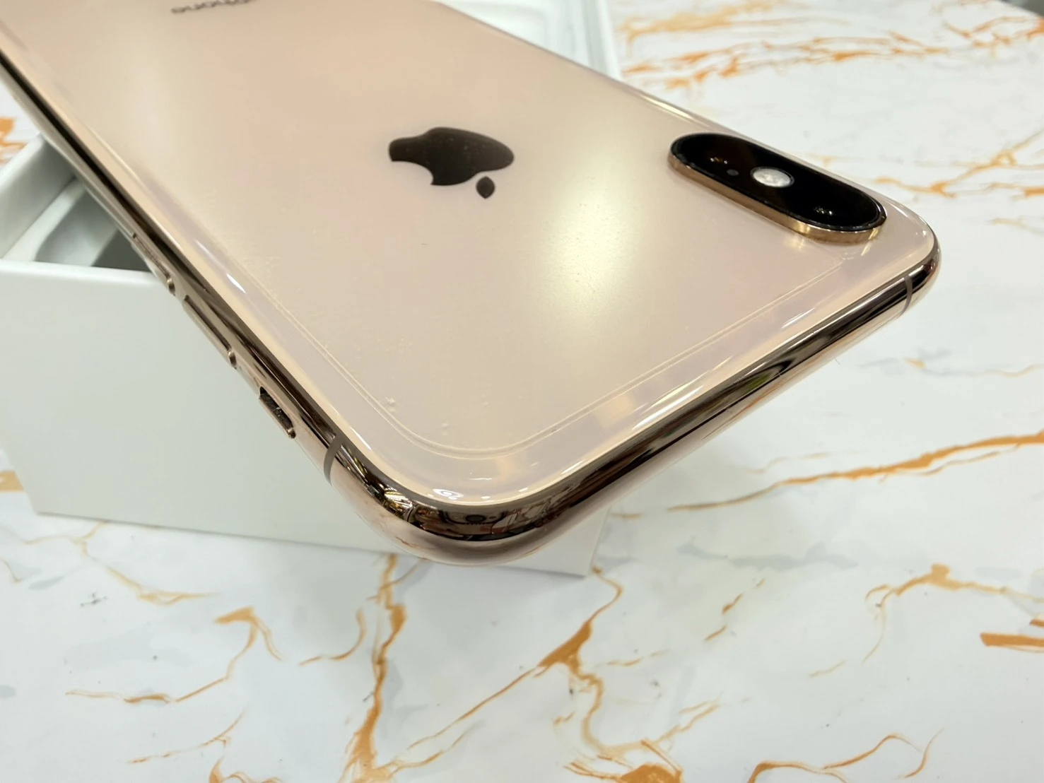 iPhone XS 64g 金 副廠電池100% 無盒裝有配件 （背板小刮傷）  