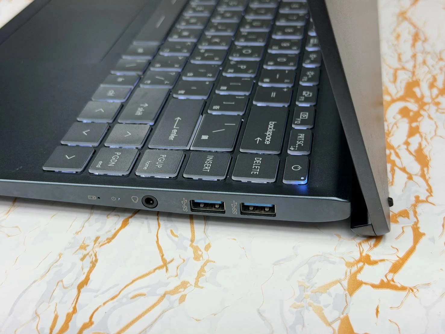 msi modern 14 b11mou i5-1135G7 14吋 (12G+512G) 附原廠充電線 有線滑鼠 無盒裝有配件