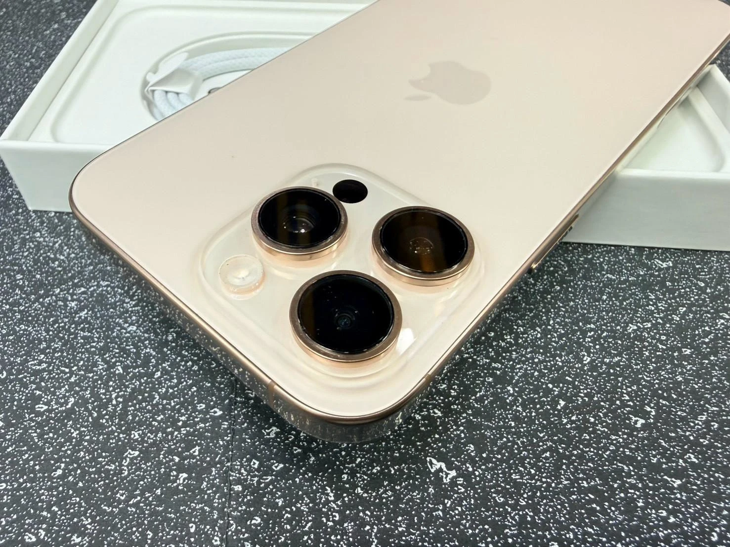 iPhone 16 pro max 1TB金 電池94% 有盒裝有配件