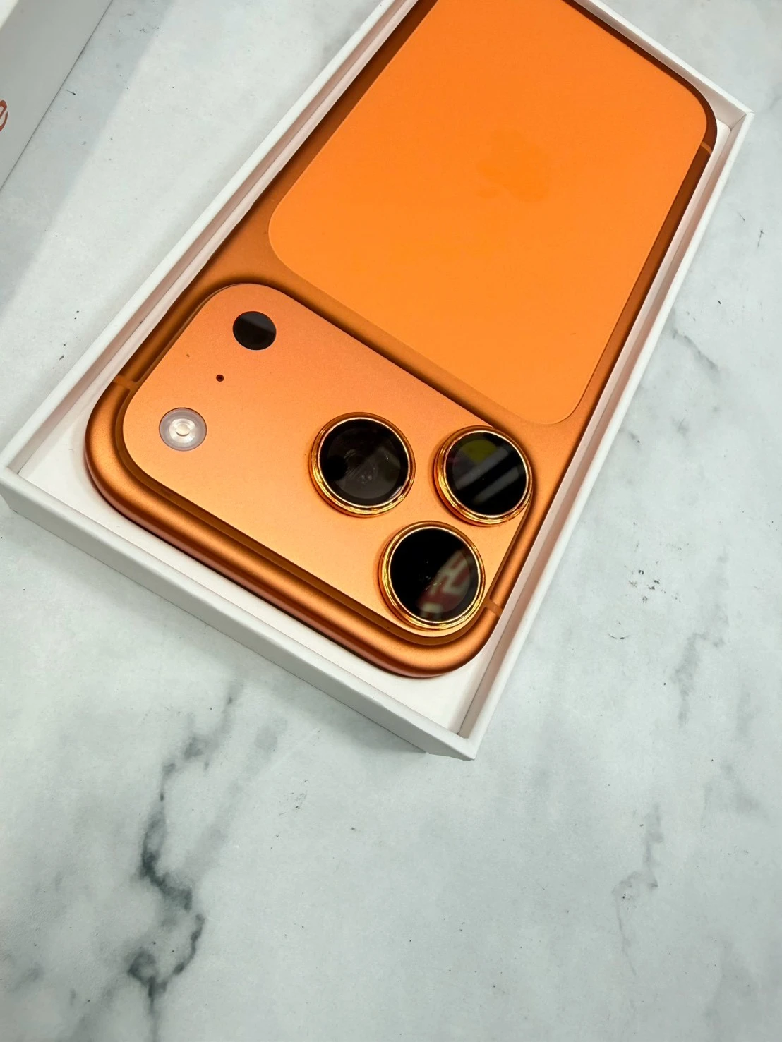 iPhone 17 Pro 512g 橘 電池90%  邊框有兩角微微傷 有盒裝有配件