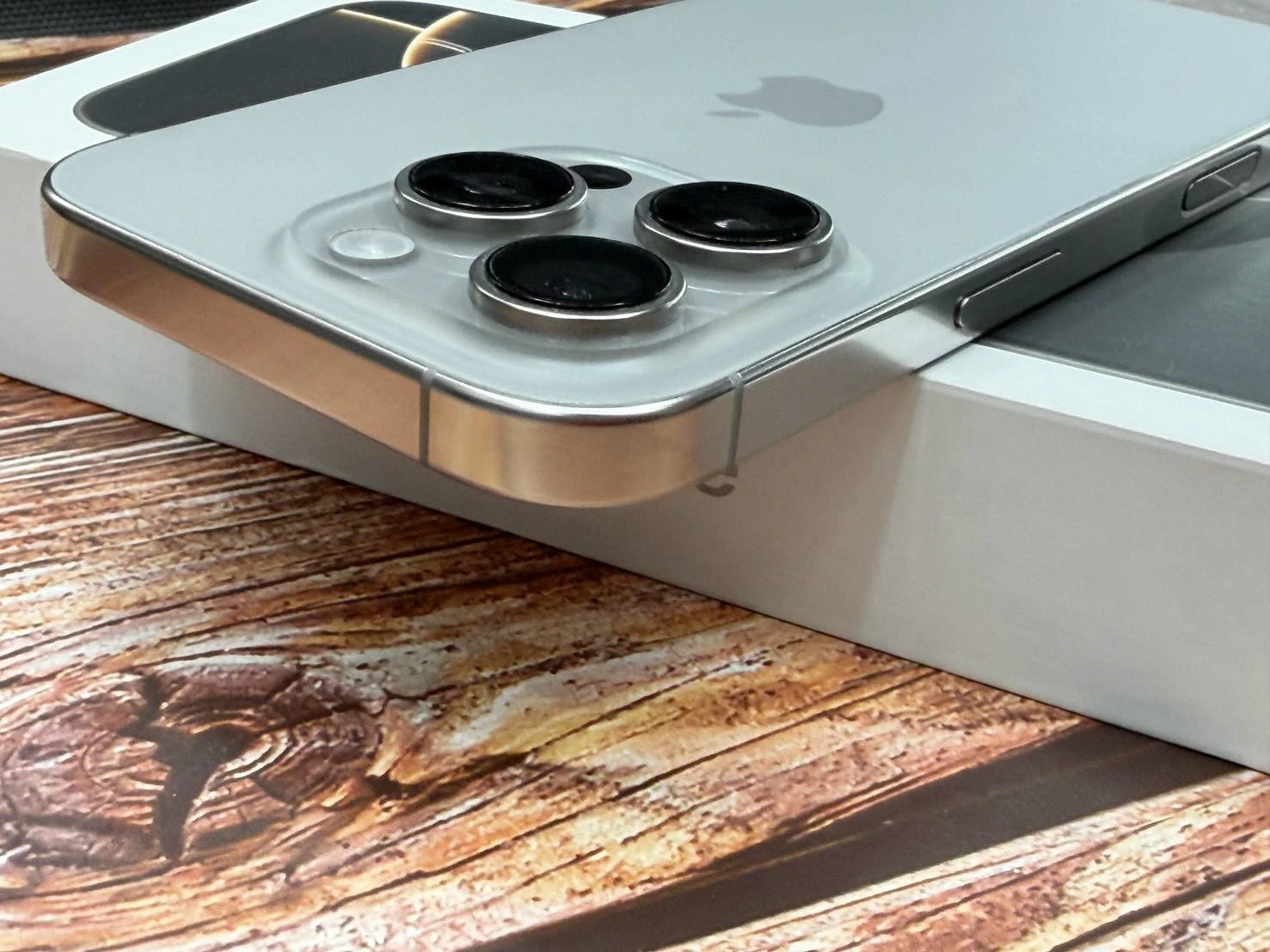 iPhone 16 Pro 256G 鈦 電池84% 螢幕有漏液 稀有版本18.7.8 有盒裝有配件