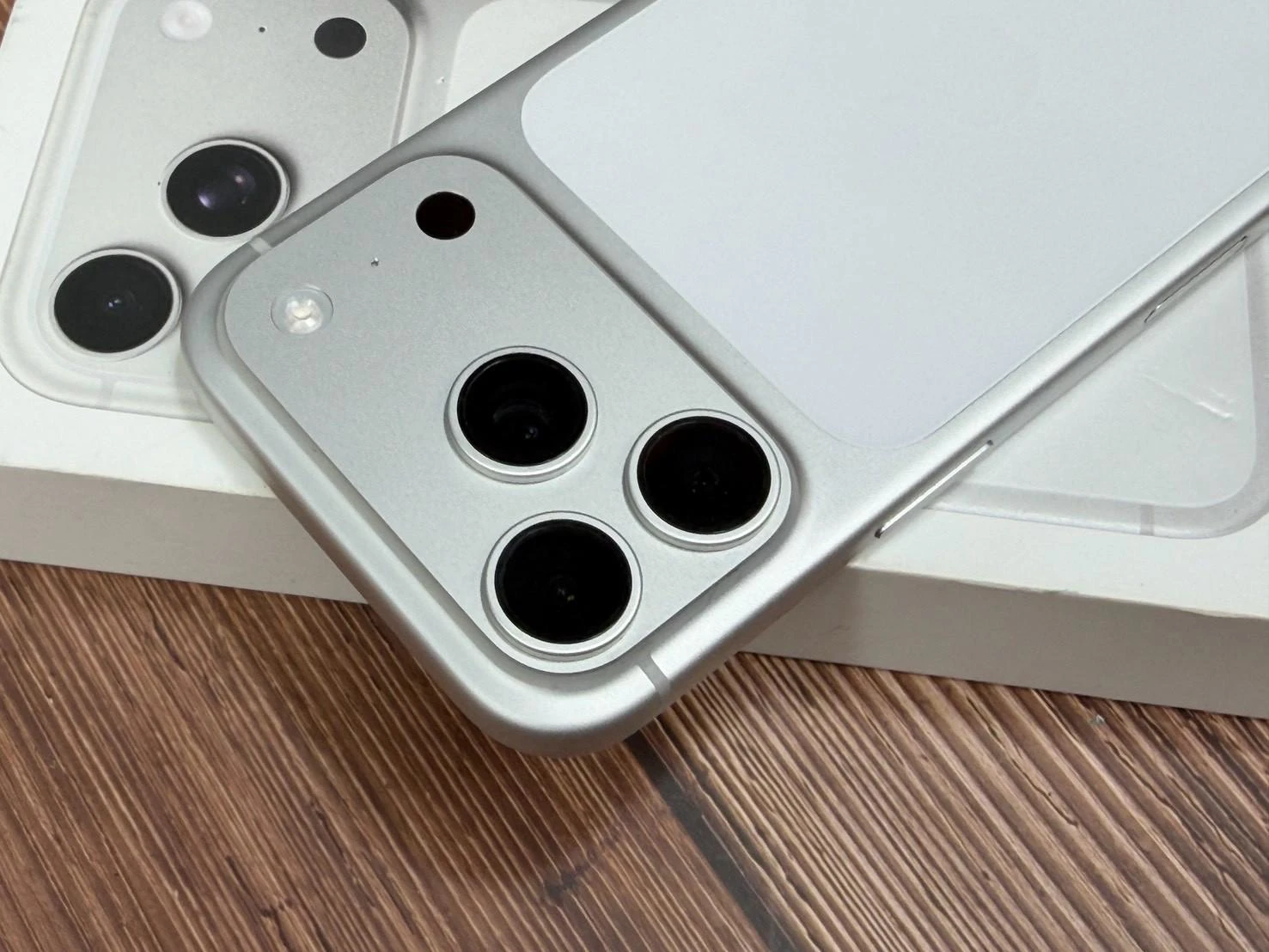 iPhone 17 Pro 512g 白 電池92% 保固到2027/02/04  有盒裝有配件