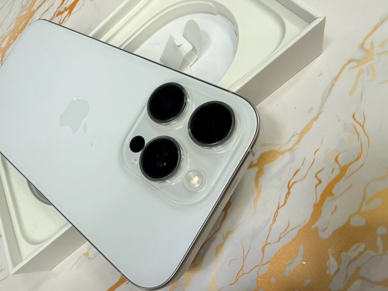 iPhone 16 Pro 128G 白 電池94% 全機原廠 全機無傷 有盒裝有配件
