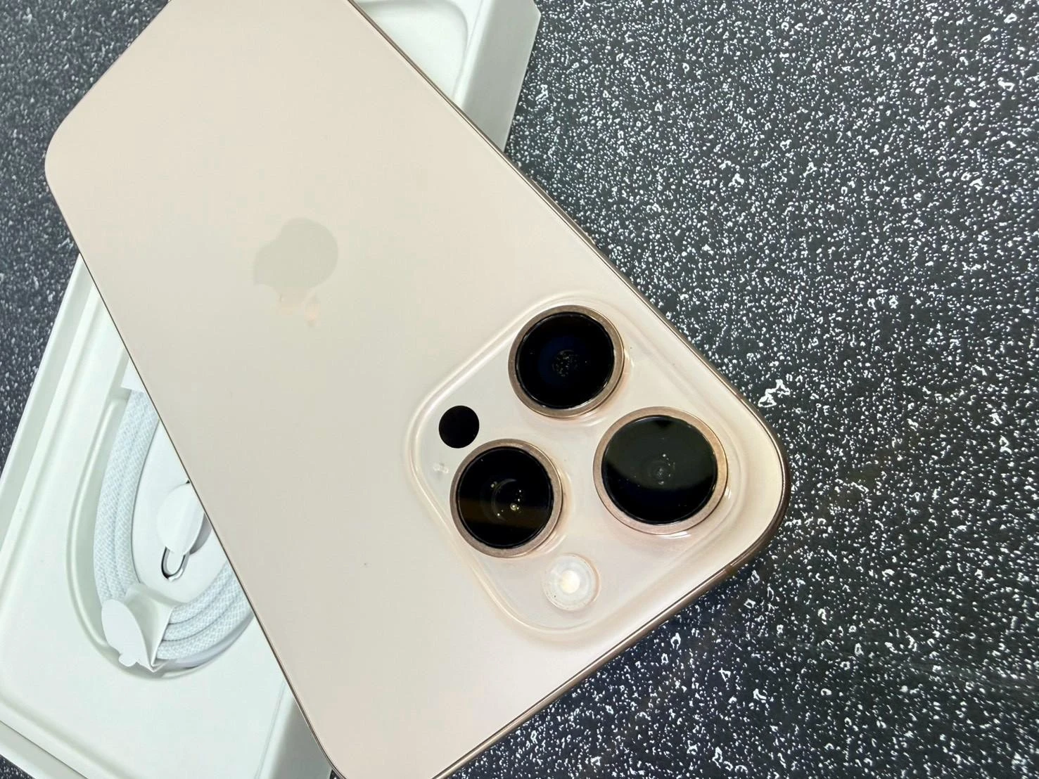 iPhone 16 pro max 1TB金 電池94% 有盒裝有配件