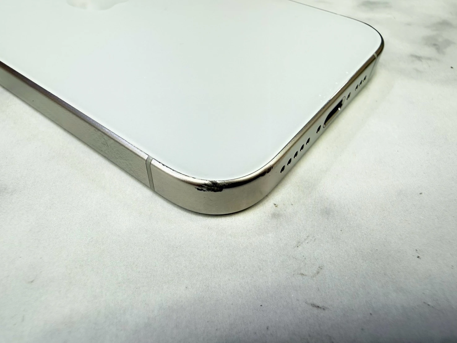 iPhone 15 Pro 512G 白 電池81%  (相機3倍鏡不能使用其他都正常.螢幕小亮點如圖不影響使用客戶已使用一年沒有擴大）（邊角一小傷大容量反映在價格上）無盒裝有配件
