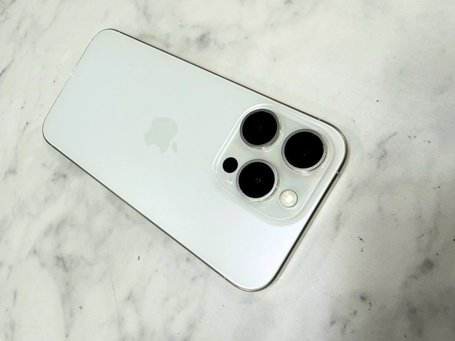 iPhone 15 Pro 512G 白 電池81%  (相機3倍鏡不能使用其他都正常.螢幕小亮點如圖不影響使用客戶已使用一年沒有擴大）（邊角一小傷大容量反映在價格上）無盒裝有配件
