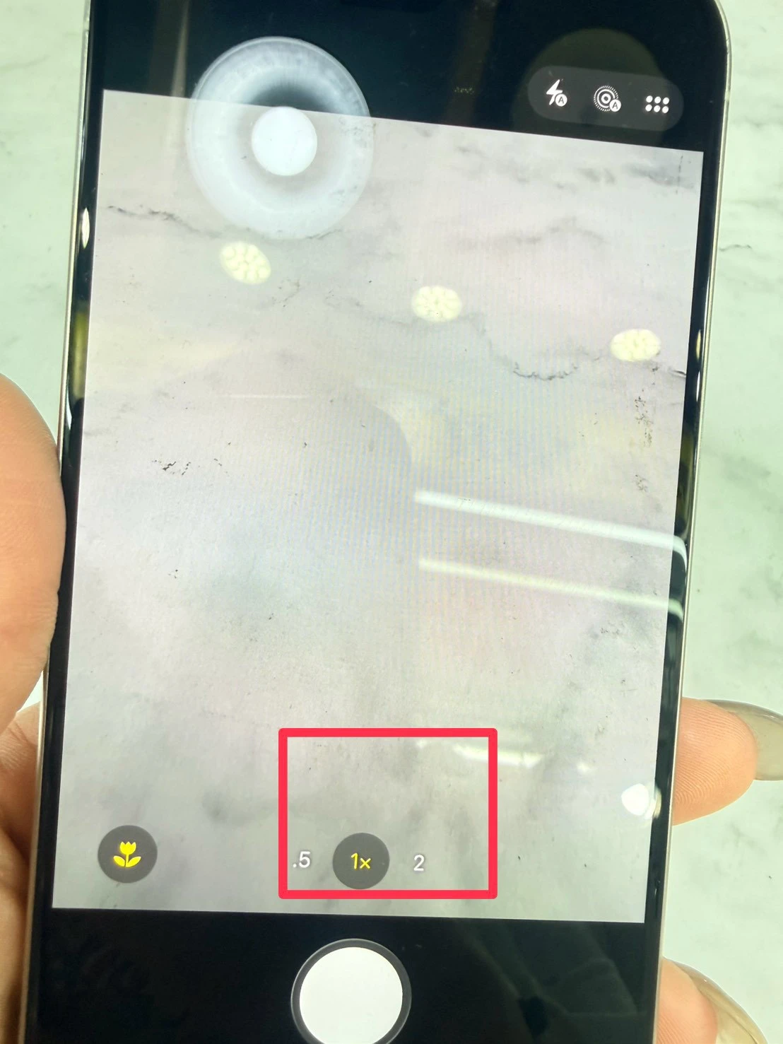 iPhone 15 Pro 512G 白 電池81%  (相機3倍鏡不能使用其他都正常.螢幕小亮點如圖不影響使用客戶已使用一年沒有擴大）（邊角一小傷大容量反映在價格上）無盒裝有配件