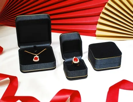 (缺貨)黑天鵝絨布項墜盒