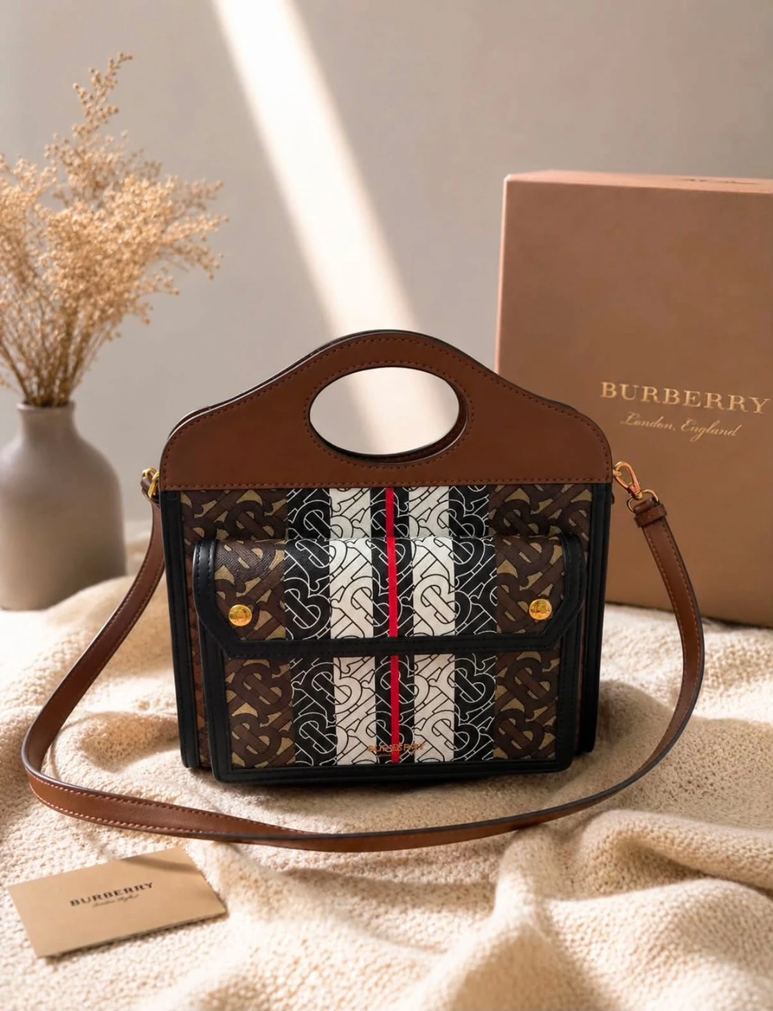  BURBERRY  Pocket 帆布手提斜背包